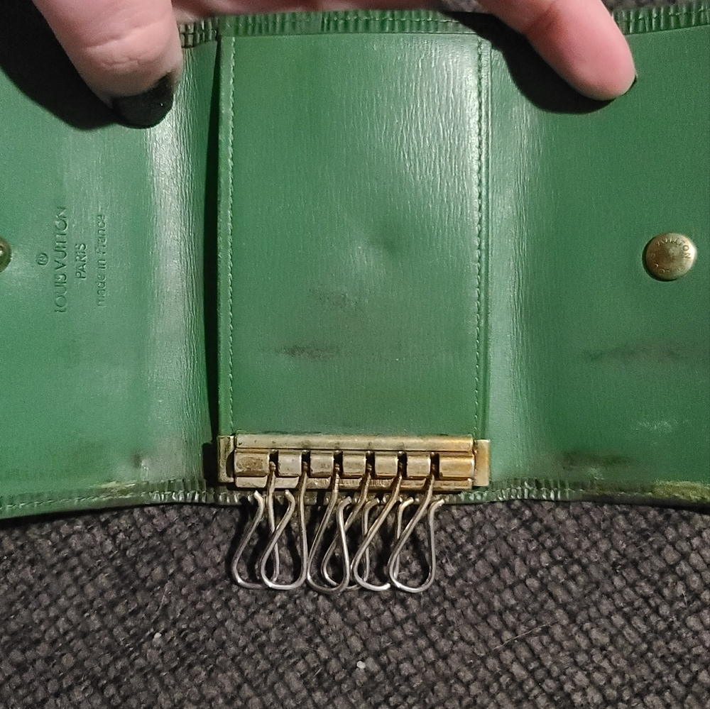 Louis Vuitton | Epi Keyholder - Picture 6 of 7